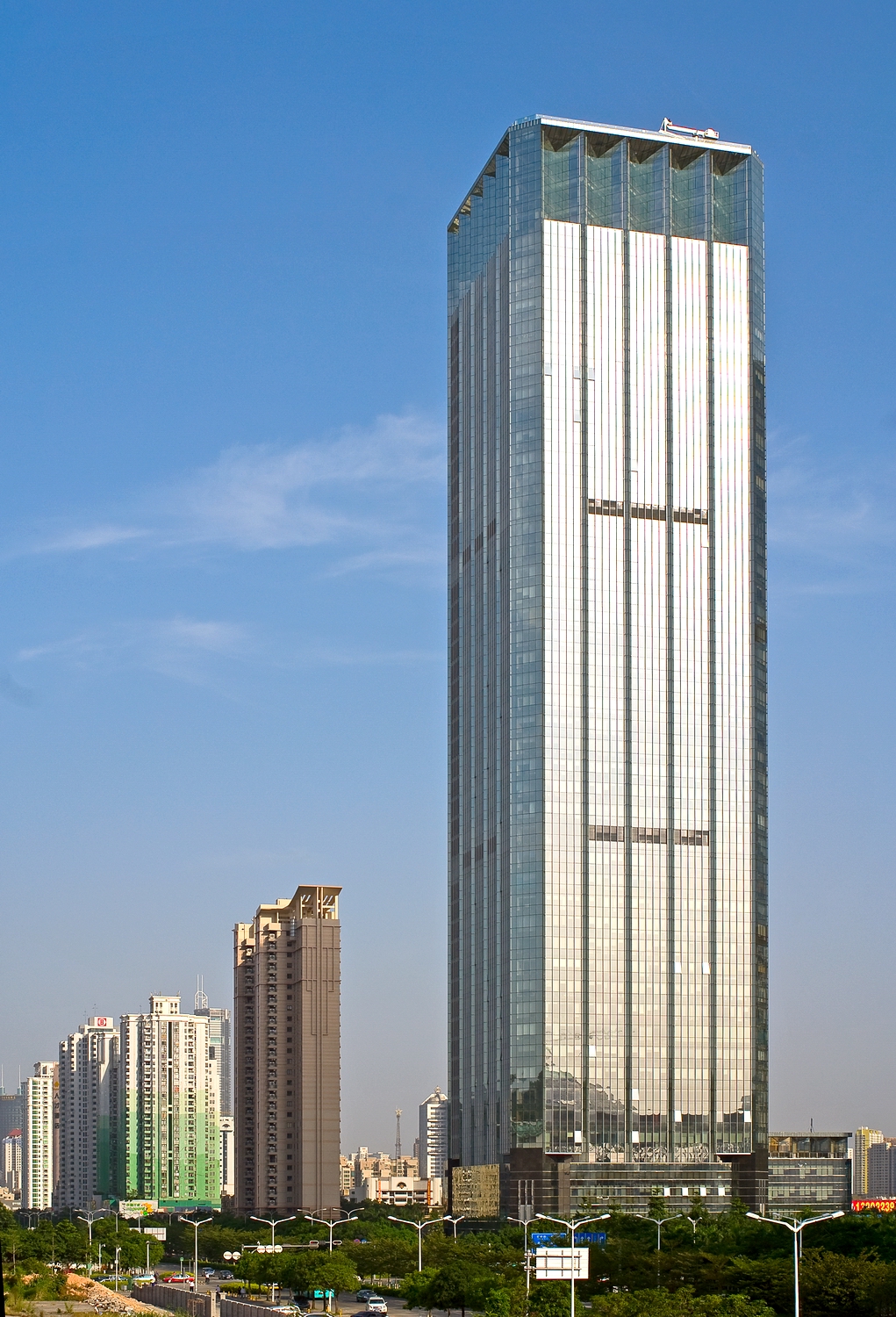 15-深圳榮超經(jīng)貿(mào)中心（2010年度魯班獎(jiǎng)，48層-206米-115247㎡）.jpg